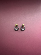 Two tone earrings with marrón background 