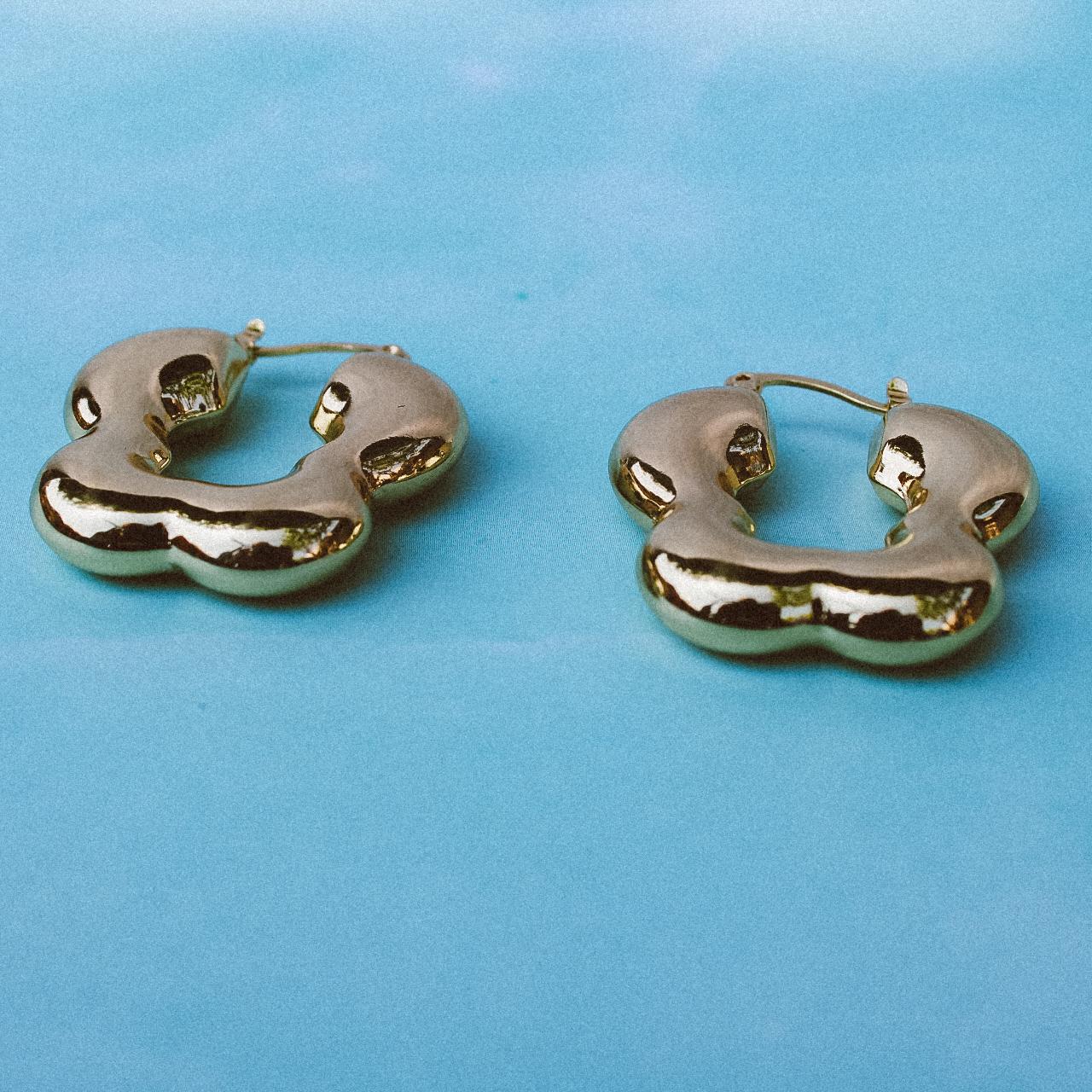 18k Gold Flower Hoop Earrings